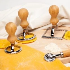 Ravioli Ausstecher 3er Set 3 Größen Rund & Eckig Metall Bambus -Küchenbedarf Geschäft 10038035 yy 0004 logo