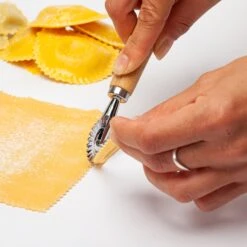 Ravioli Ausstecher 3er Set 2 Größen Rund & Eckig Teigrad Metall Bambus -Küchenbedarf Geschäft 10038038 yy 0003 logo