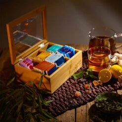 Teebox 6 Fächer 90 Teebeutel Kunststoff-Sichtfenster Bambus 9 Teebox 6 Fächer 90 Teebeutel Kunststoff-Sichtfenster Bambus -Küchenbedarf Geschäft 10038069 yy 0003 logo