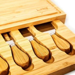 Käsebrett Mit Messerfach 25,2x3x19,5 Cm 4 Spezialmesser Pflegeleicht 12 Käsebrett Mit Messerfach 25,2x3x19,5 Cm 4 Spezialmesser Pflegeleicht -Küchenbedarf Geschäft 10038079 yy 0006 logo