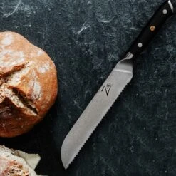 Alpha-Royal Japanese Serie 8" Brotmesser 18° Wellenschliff Damaszener-Stahl -Küchenbedarf Geschäft 10038985 de 0005 logo